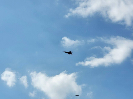 KF-21 시제기 1호기가 19일 오후 3시40분께 첫 시험비행을 위해 경남 사천에 있는 개발업체 한국항공우주산업(KAI) 본사 인근의 공군 제3훈련비행단 활주로에서 기본적인 기체 성능 확인을 위해 이륙했다. 사진은 첫 이륙한 KF-21 전투기. 2022.7.19 [독자 제공]